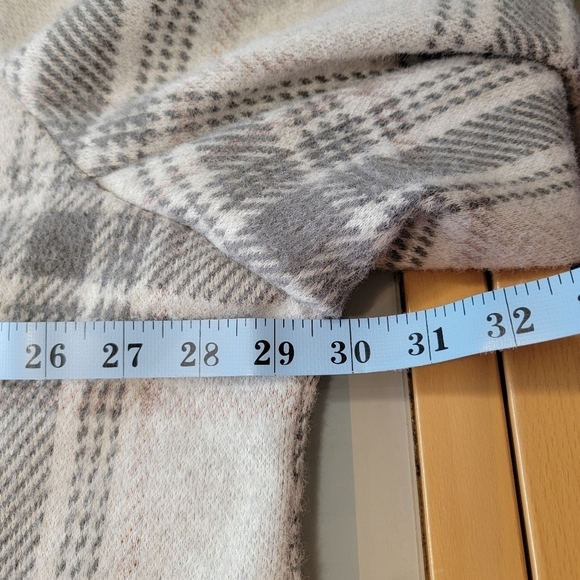 Maurices Size Unknown Gray White Plaid Winter Coat. Zipper Pockets. Button Front - Picture 6 of 11